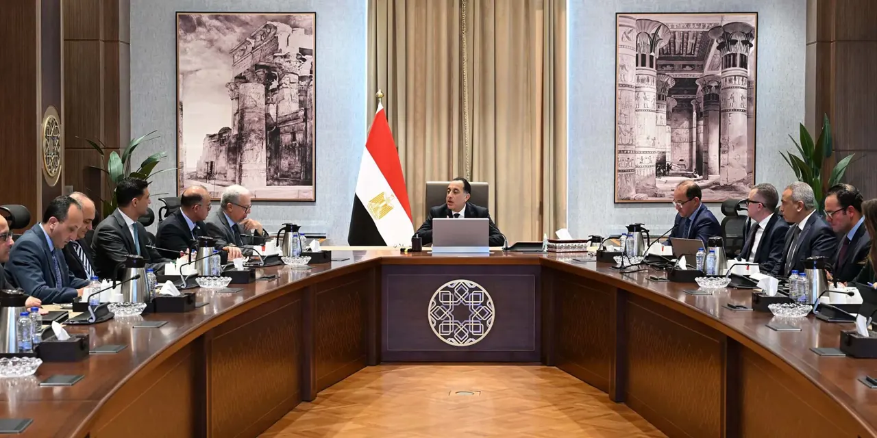اجتماع رئيس الوزراء مع المجموعة الاقتصادية