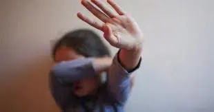 جريمة وحشية تهز المجتمع.. طفلة تتعرض للحرق والتقييد على يد والديها