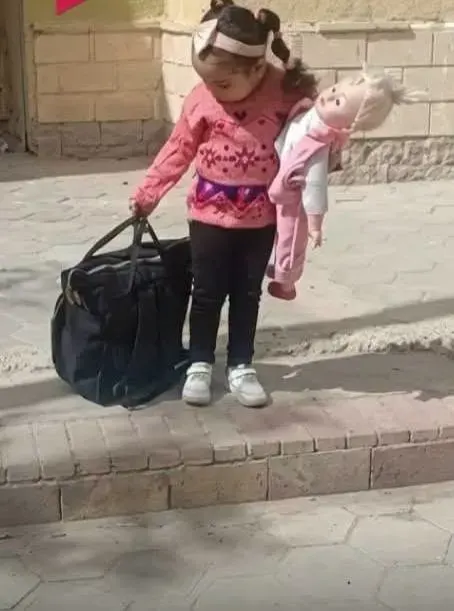 ضحية خلافات الانفصال.. طفلة تواجه الشارع بحقيبة ملابسها وعروستها