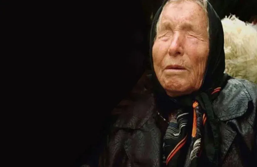 العرافة البلغارية الكفيفة الراحلة بابا فانغا.