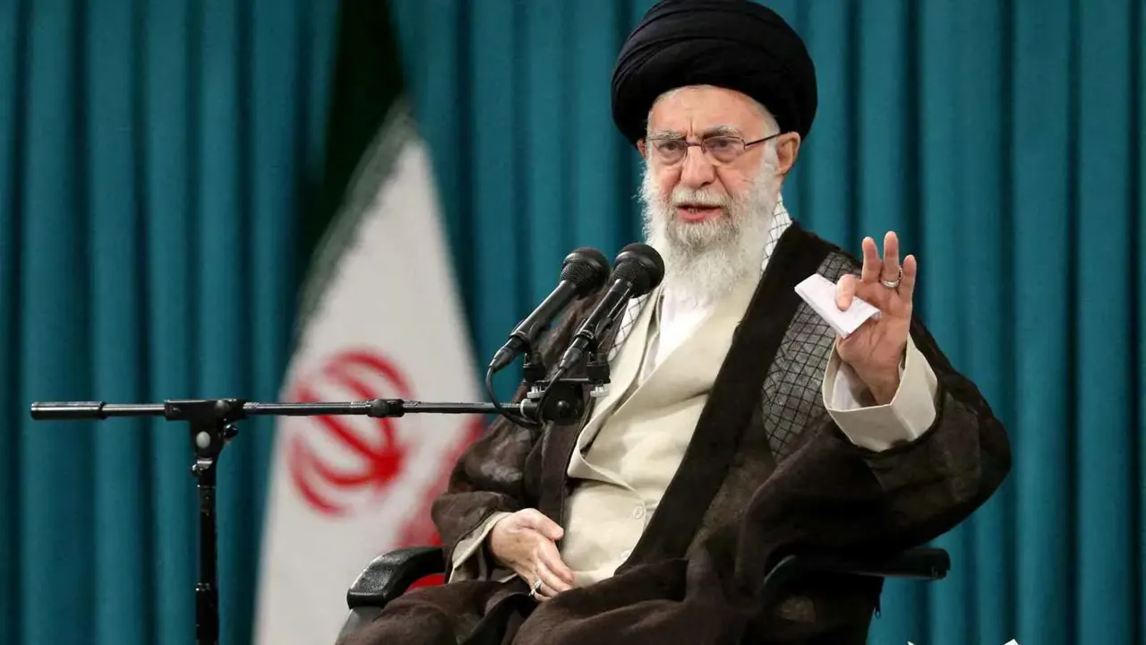 وفاة خامنئي تقود إيران لإعلان حداد 40 يومًا على المستوى الرسمي