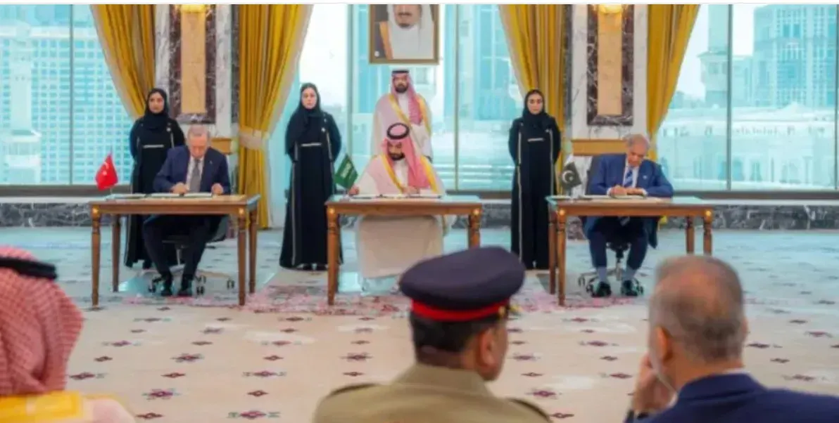 توقيع اتفاقية الدفاع بين السعودية وباكستان وتركيا