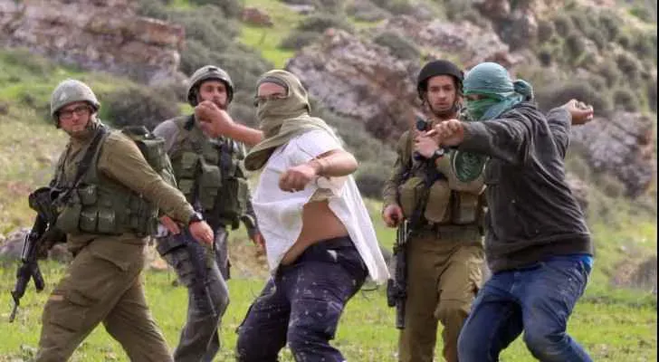 جيش اسرائيل يحمي المستوطنين مرتكبي جريمة طرد الفلسطينين