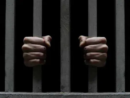 السجن 15 سنة وغرامة 100 ألف جنيه لعامل في سوهاج لتورطه في تجارة المخدرات