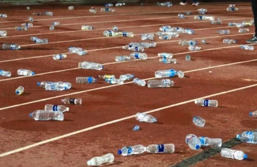 حرب زجاجات المياة في مبارة الاهلي والجيش المغربي