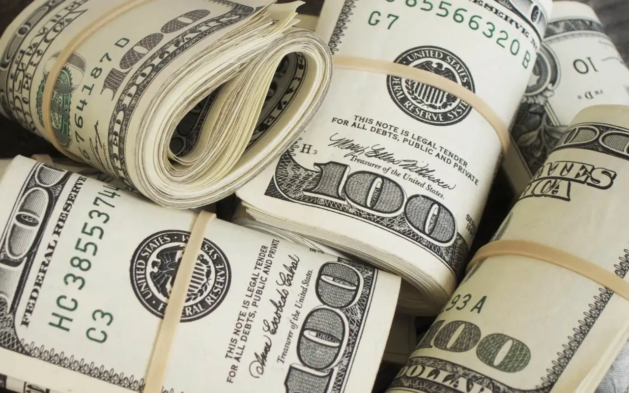 تراجع سعر الدولار اليوم الإثنين 9 فبراير 2026 بمنتصف التعاملات.. الأخضر بكام