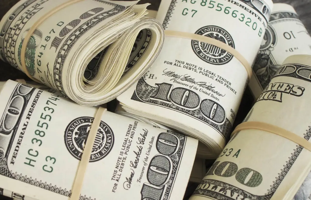 تباين سعر الدولار اليوم الإثنين 17 أغسطس 2026 بمنتصف التعاملات.. الأخضر بكام