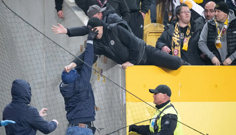 شغب جماهيري يوقف مباراة في ألمانيا