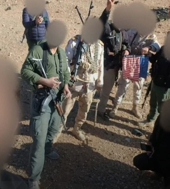 عناصر امنية تعرض الملابس الداخلية للطبار الامريكي