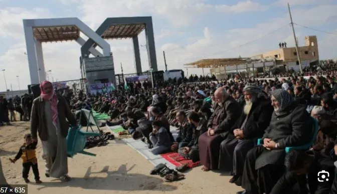 فلسطينيون امام معبر رفح