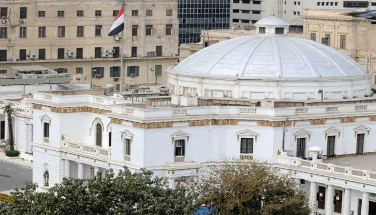 بعد التأجيل وامتناع نواب واعتراض آخرين.. البرلمان المصري يفوض السيسي بالدفاع عن السعودية