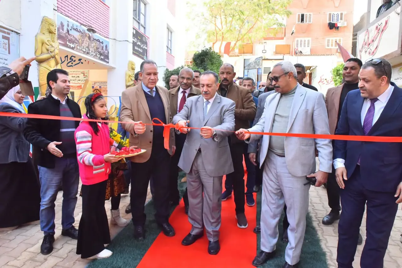 محافظ اسبوط في ابوتيج.