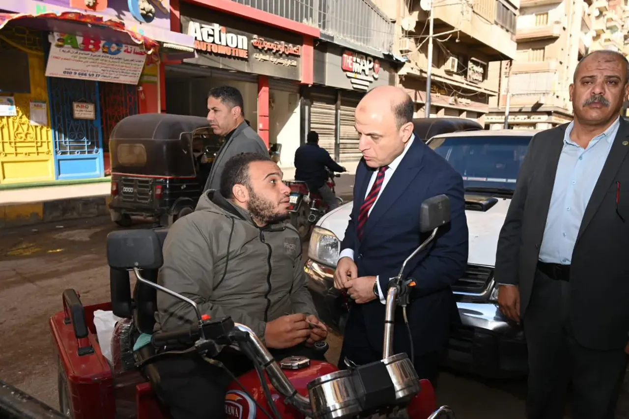 محافظ الغربية مع احد المواكنين