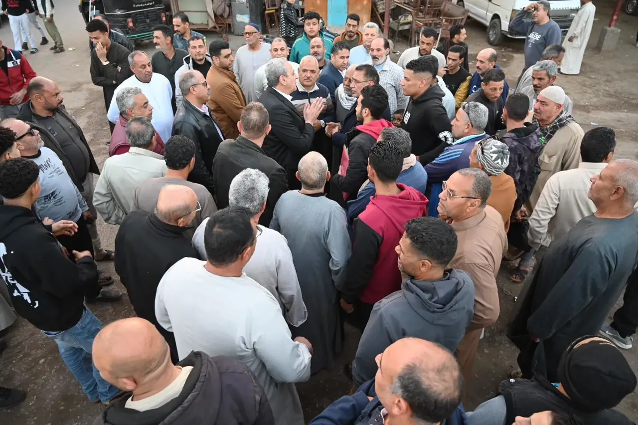 محافظ الغربية مع المواطنين.