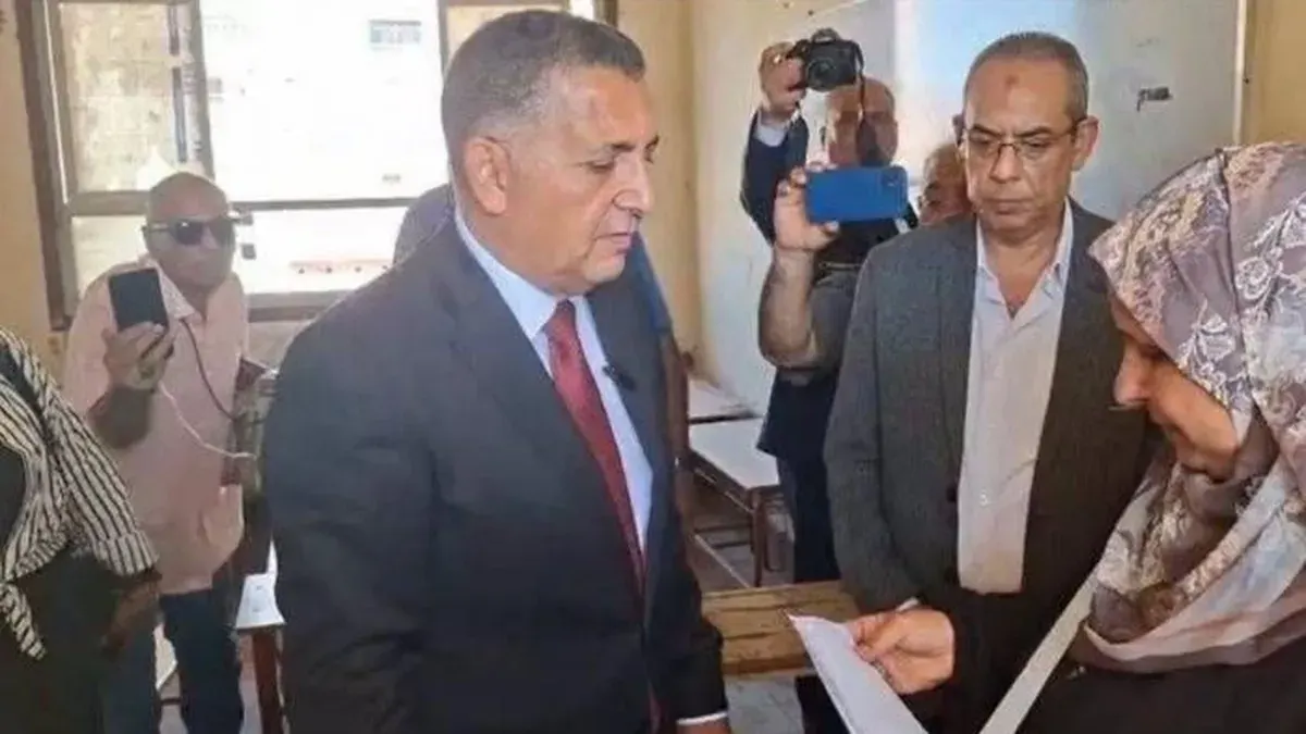 محافظ القليوبية وابلة صالحة ومديرة المدرسة
