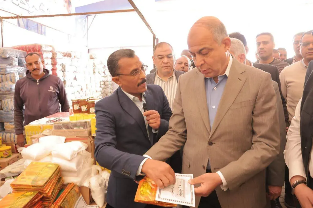 تخفيضات تصل إلى 35% ومشاركة 40 عارضًا.. محافظ المنيا يفتتح معرض «أهلاً رمضان»