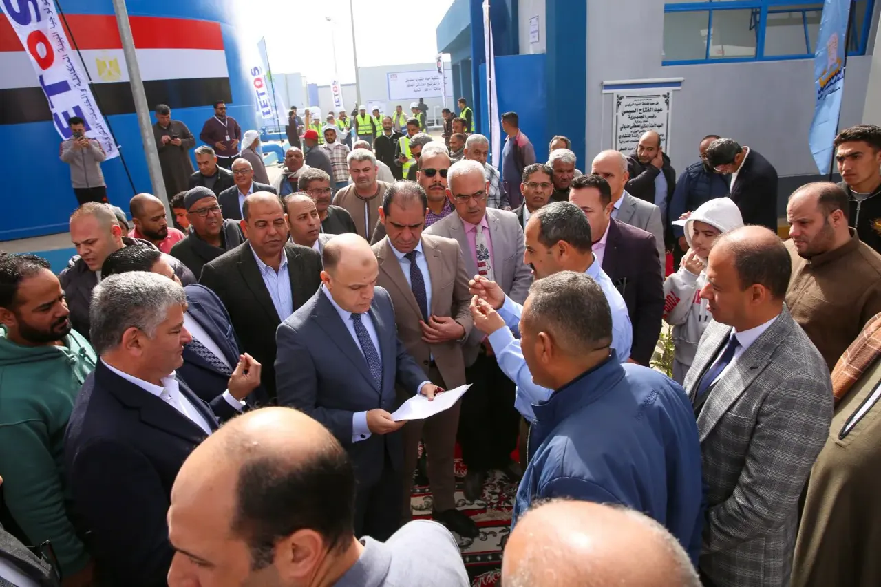 محافظ كفر الشيخ والمواطنين