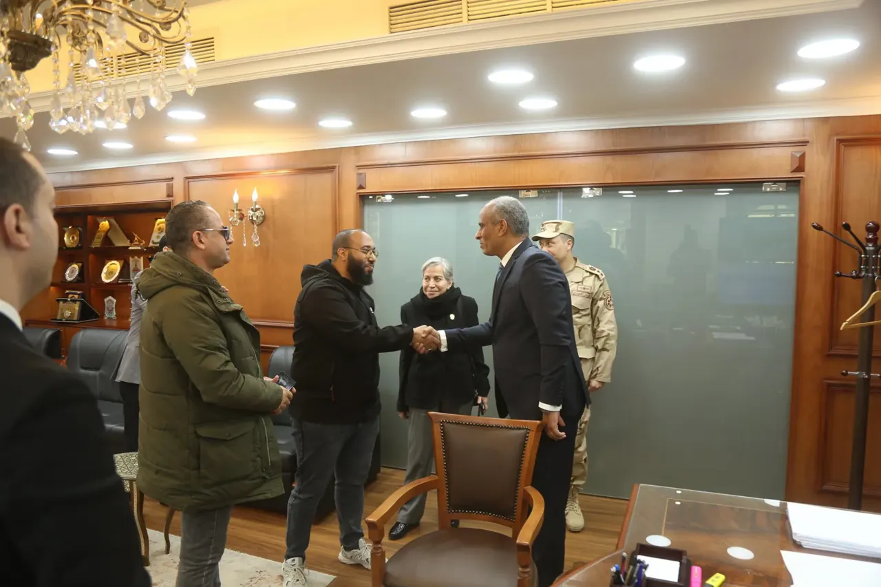 محافظ كفر الشيخ يوزع نظارات طبية