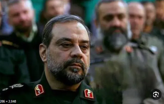 محمد باقر بملابس عسكرية.