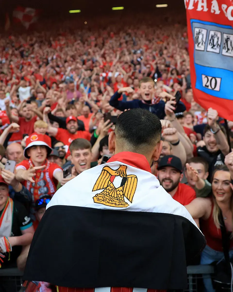 محمد صلاح يحمل علم مصر