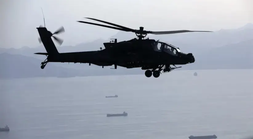 مروحية فوق بحر العرب