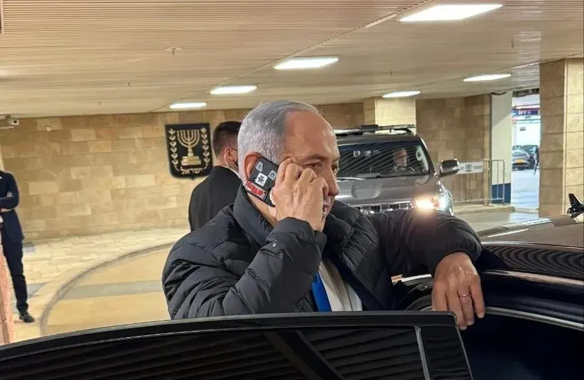 نتنياهو يغطي كاميرا هاتفه