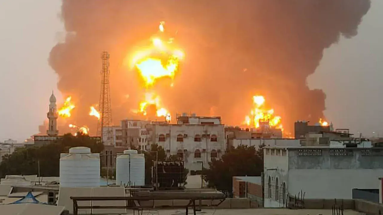 غارات إسرائيلية تستهدف ميناء الحديدة باليمن ومقتل عشرات الفلسطينيين جراء تجدد القصف على غزة