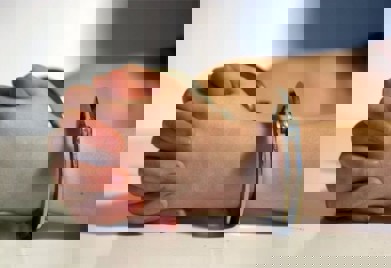 داخل “مكان حساس”.. ضبط ربع كيلو حشيش مع ربة منزل قبل السفر!