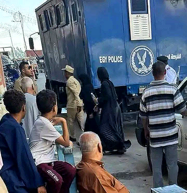 قد تكون صورة شخص أو أكثر، وقطار وتحتوي على النص 'EGYPOLICE EGY POLICE لفرحد. ! お2 4лO'