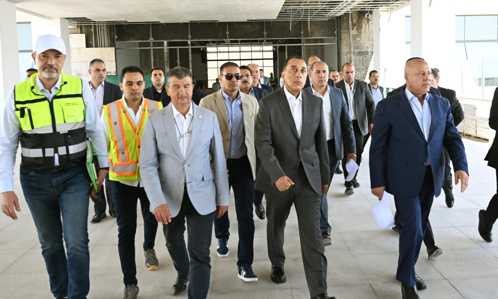 مدبولي يتفقد مشروع القطار الكهربائي السريع.. 660 كم طول الخط الأول وبدء الاستعدادات للتشغيل التجريبي