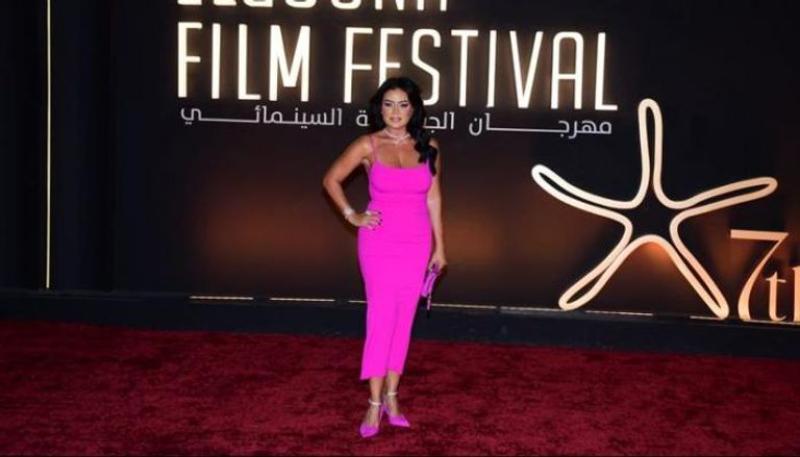 رانيا يوسف تخطف الأضواء في الجونة بالون الفوشيا وفستان ب20 يورو