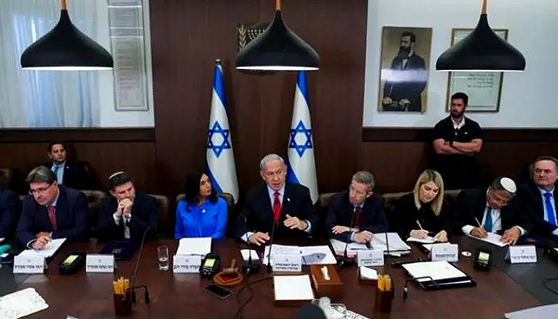 حكومة اسرائيل تخشي مما فعلته في لبنان وتجتمع في اماكن مختلفة