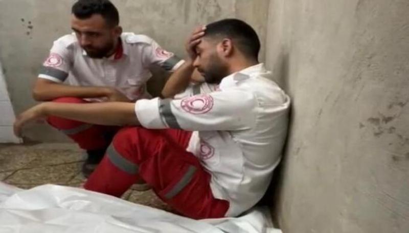 مسعف ينقل جثمان والدثة الي ثلاجة الموتي دون ان يعرف