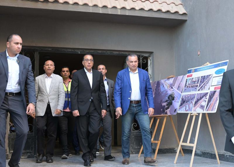 مدبولي يتفقد مشروع إنشاء مجمع ”الورش الحرفية” و ”السكن البديل” بالدويقة