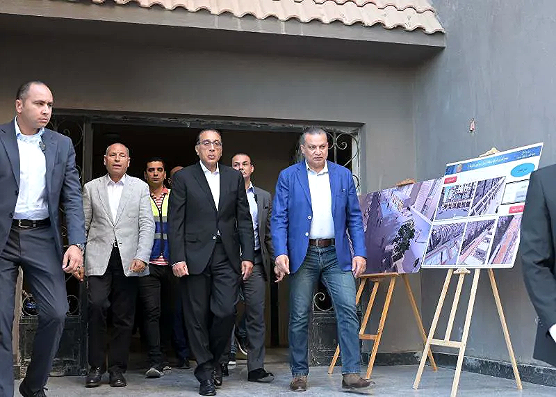 مدبولي يتفقد مشروع إنشاء مجمع ”الورش الحرفية” و ”السكن البديل” بالدويقة