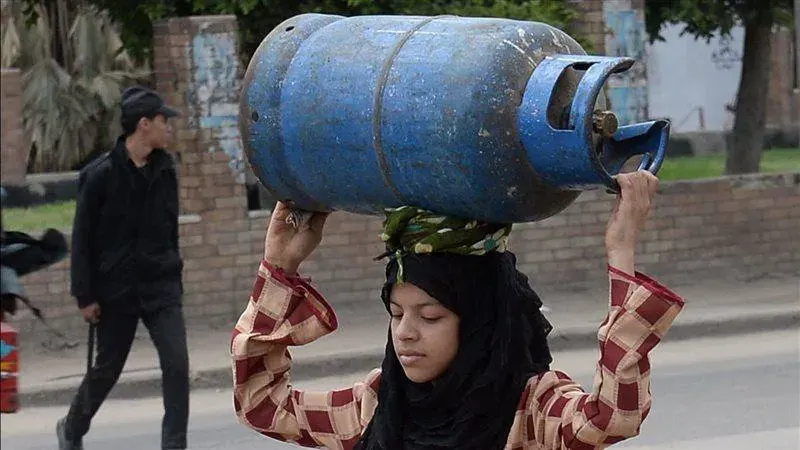 غيرتي الأنبوبة بكام النهارده؟ أسعار أسطوانة البوتاجاز والغاز الطبيعي المنزلي بعد بيان البترول وهذا سعر البنزين بمحطات الوقود اليوم