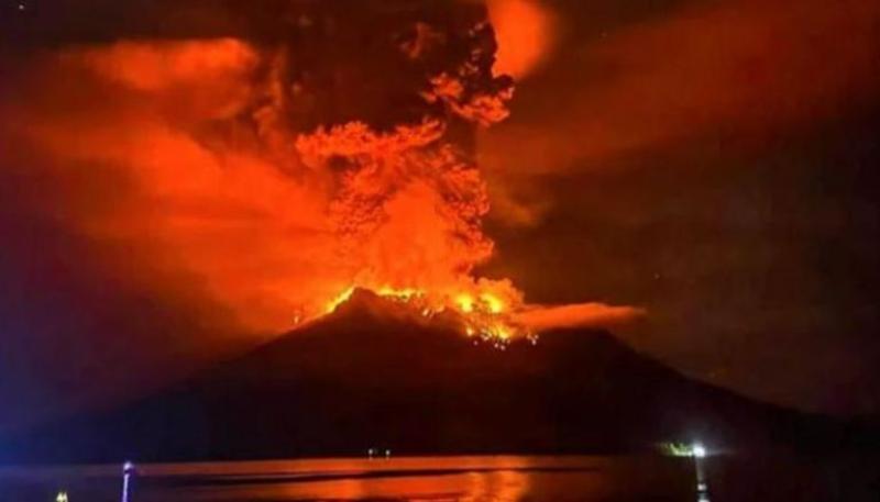 فوران بركاني في إندونيسيا يتسبب بمقتل 9 وإجلاء السكان