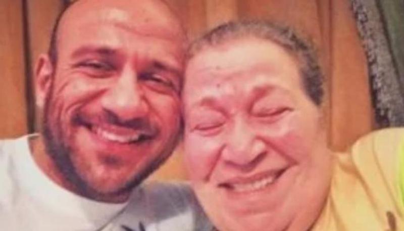 سيل تعازي في فاة والدة الفنان أحمد مكي والفنانة إيناس مكي (1)