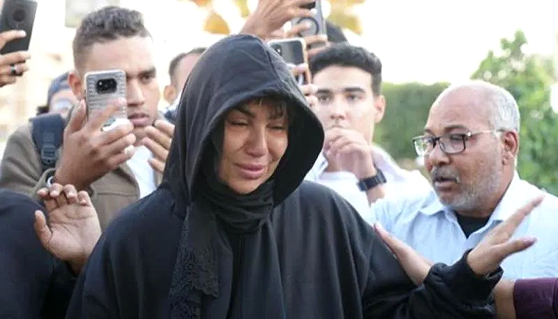 انهيار الإعلامية مفيدة شيحة  خلال جنازة والدتها