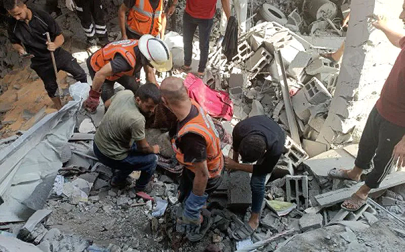 في اليوم الـ404  لقضف غزة  :استشهاد 12 فلسطينيا وأصابة العشرات