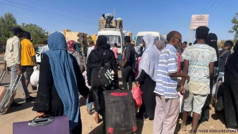 الحرب والجوع وأمل في معبر أدري مع استمرار تصاعد المعارك في السودان