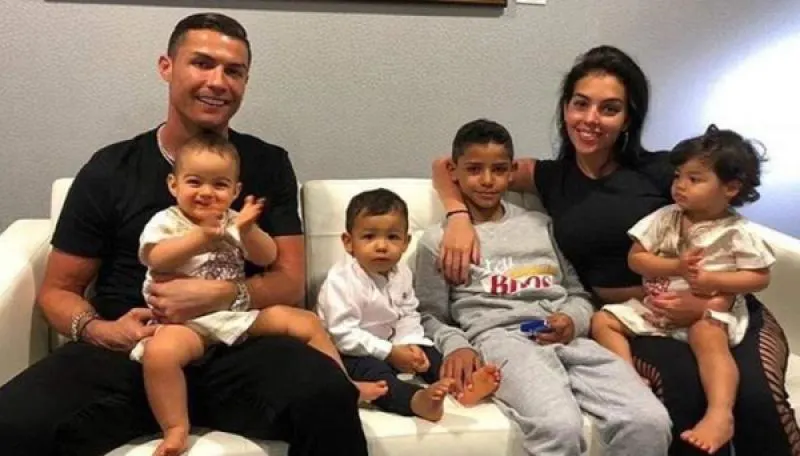 رونالدو في أزمة مع طبيب تجميل بسبب «البوتكس والفيلر (1) رونالدو في أزمة مع طبيب تجميل بسبب «البوتكس والفيلر (1)
