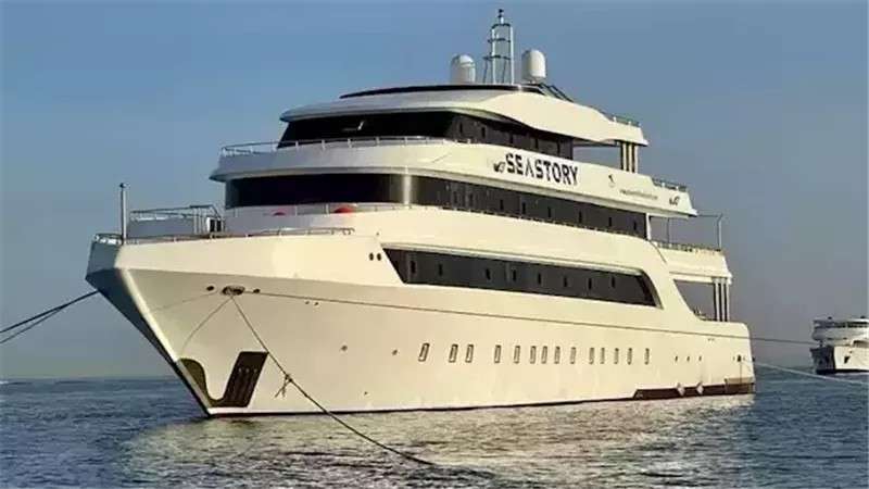 ”غرق لانش سياحي” إنقاذ 28 و17 مفقودين والفرقاطة وطائرات الجيش تبحث عنهم ”حادث مؤلم بالبحر الاحمر”