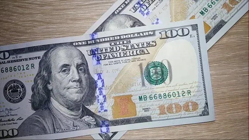 بعد سحب المليارات من 26 بنكاً بقرار البنك المركزي ننشر أسعار الدولار اليوم وهذا ما حدث بـ السوق السوداء بعد تدخل الداخلية