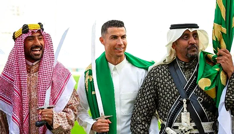 كريستيانو رونالد  يطلب من مدرب النصر السعودي ايقاف التدريب وقت الأذان !