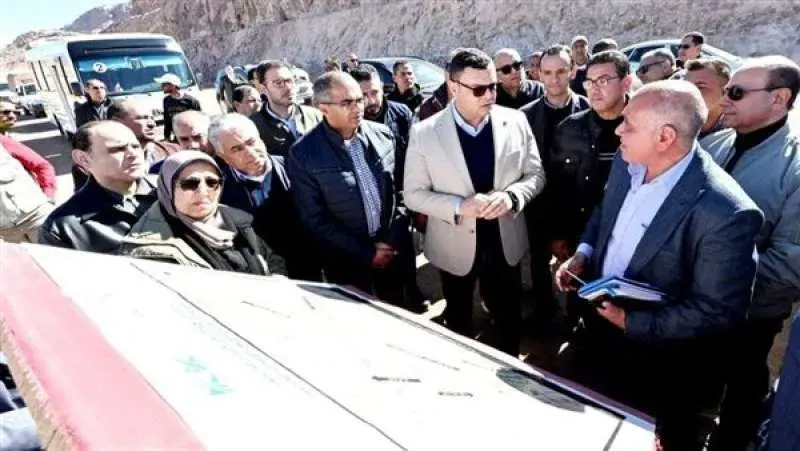 وزير الإسكان يتفقد مشروع ازدواج ورفع كفاءة طريق مطار سانت كاترين