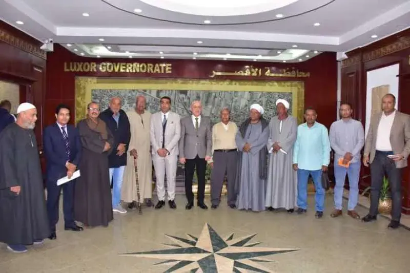 محافظ الأقصر يجتمع مع أهالي البياضية أثناء عرض مشاكلهم