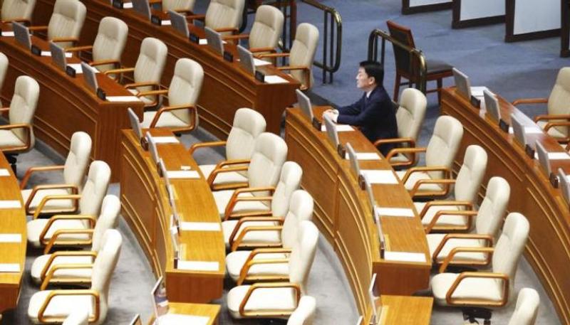 النواب نسحبون من جلسة البرلمان لمنع التصويت على عزل الرئيس يون سوك يول في كوريا