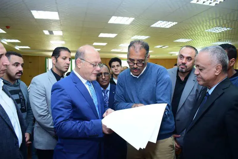 رئيس جامعة سوهاج يتابع عمليات التصويت والاقتراع فى الجولة الأولى لإنتخابات اتحاد الطلاب