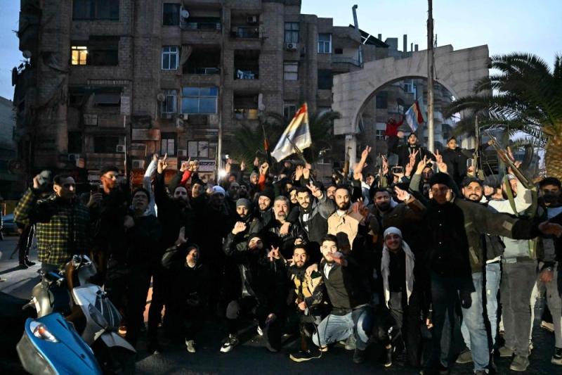 الوضع الأن  في سوريا: صراع النفوذ والاحتفالات وسط الفوضى... كل دولة عاوزه حتة تاخدها